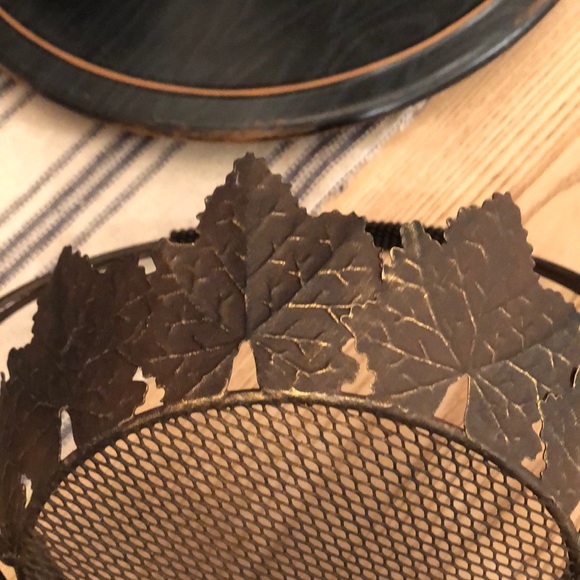 Rustic leaf basket - Picture 3 of 3